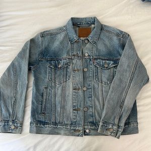Levi’s premium denim jacket, size small, fit true to size, jean jacket